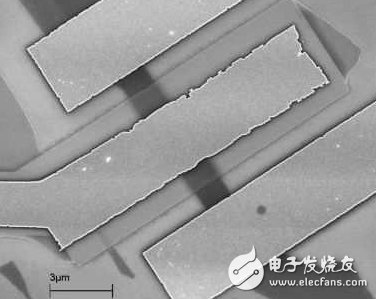 点击放大图片 研究人员将采用这种具有2D通道的原型元件